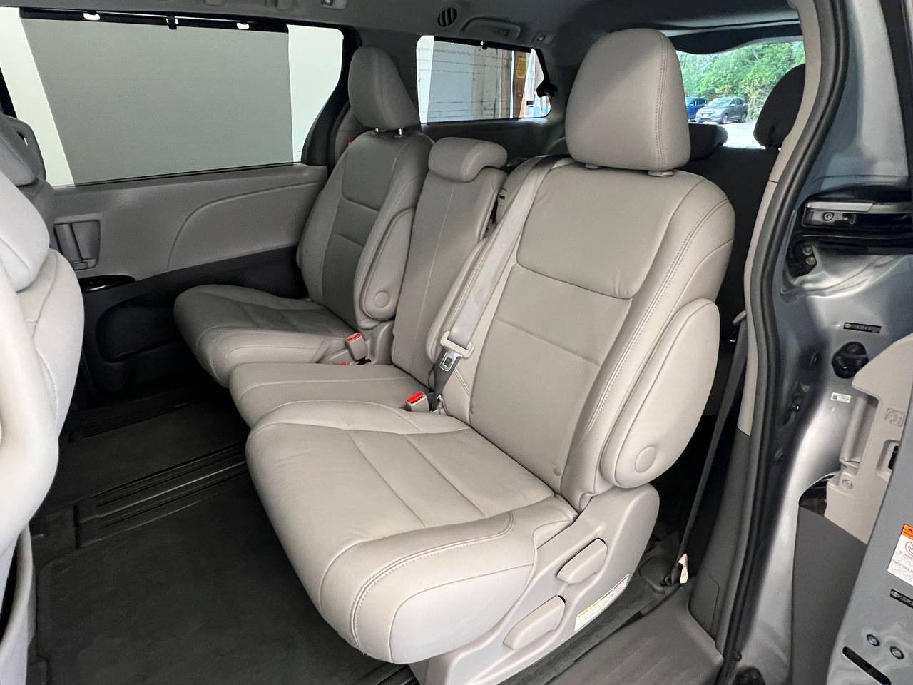 2015 Toyota Sienna XLE photo 9