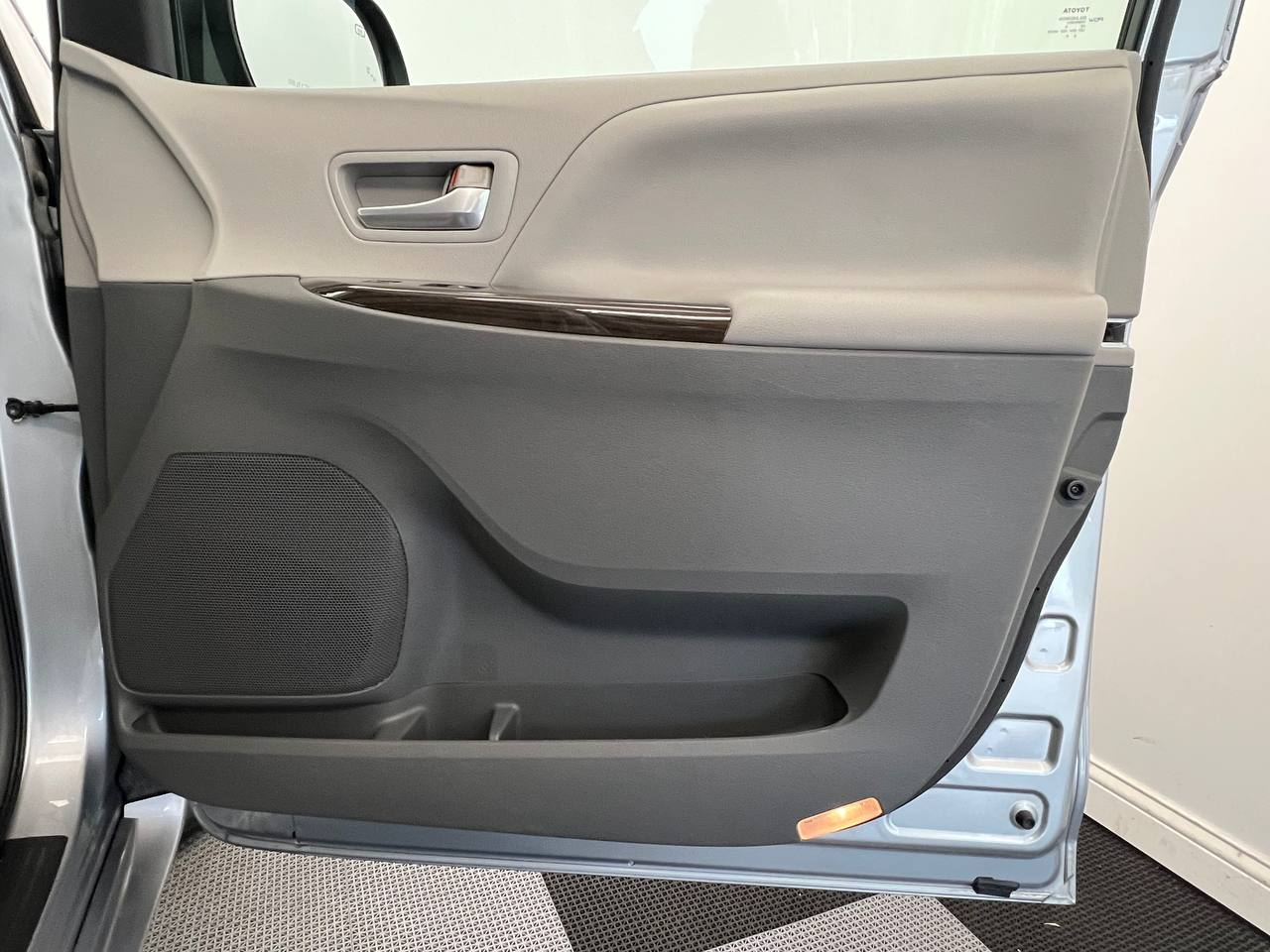 2015 Toyota Sienna XLE photo 10