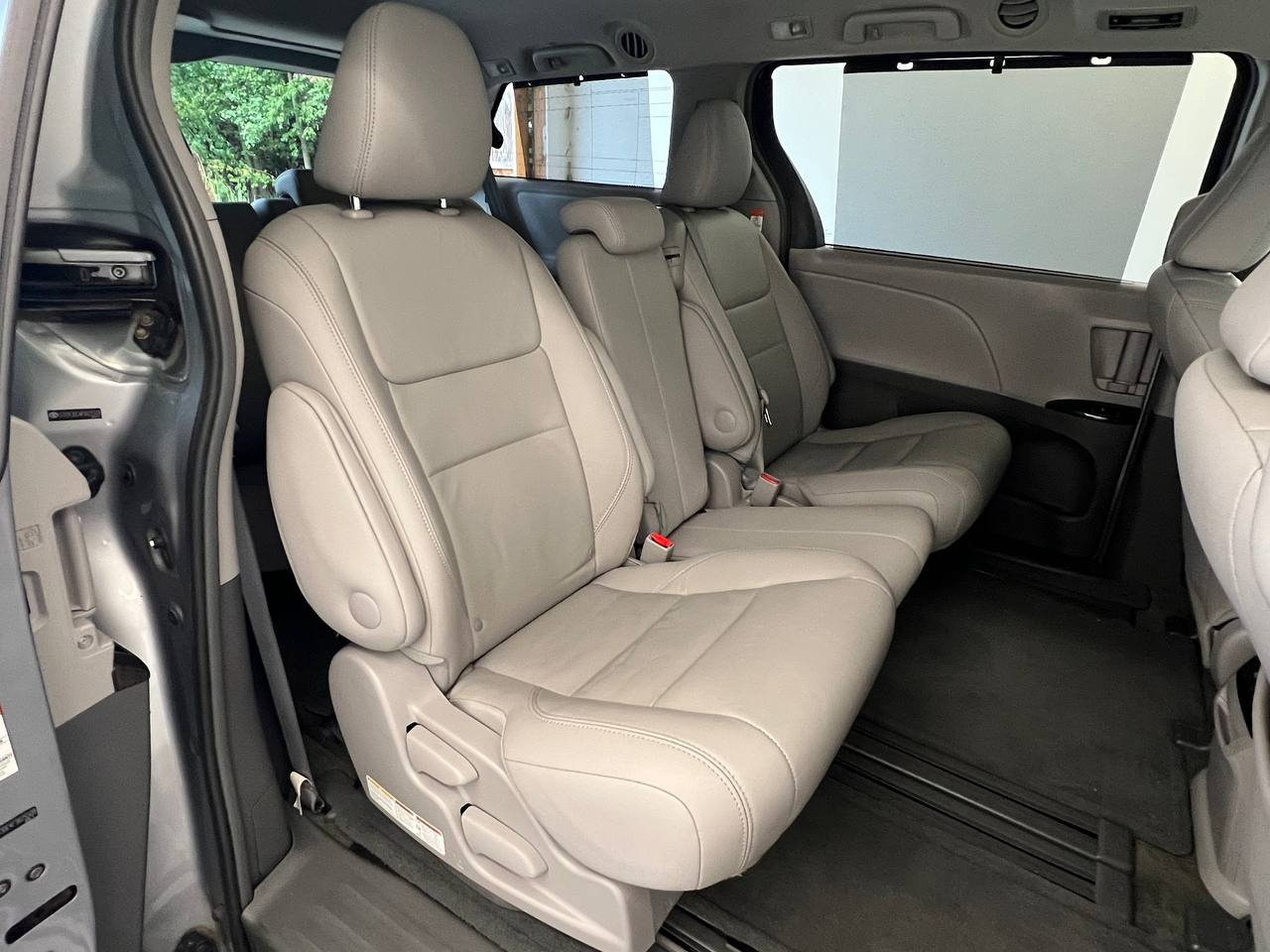 2015 Toyota Sienna XLE photo 12