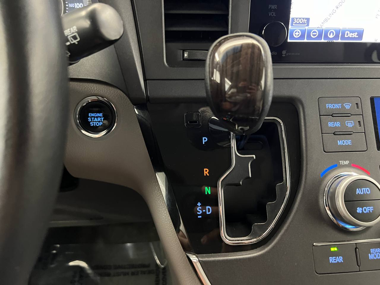 2015 Toyota Sienna XLE photo 19