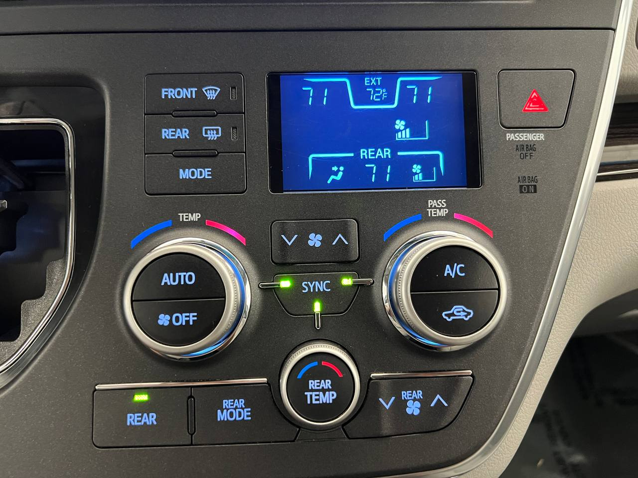 2015 Toyota Sienna XLE photo 20