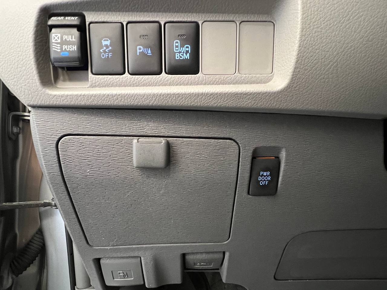 2015 Toyota Sienna XLE photo 22