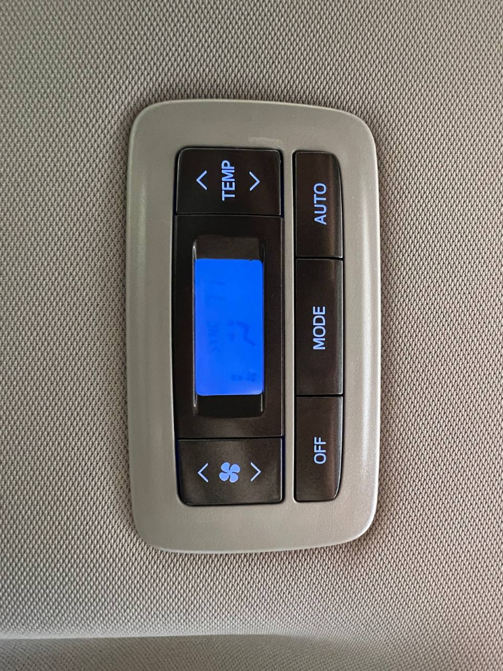 2015 Toyota Sienna XLE photo 24