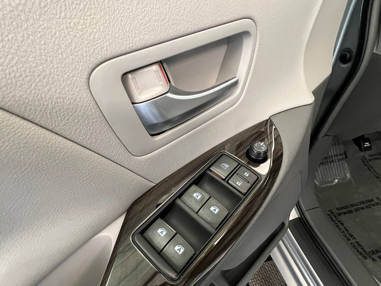 2015 Toyota Sienna XLE photo 25