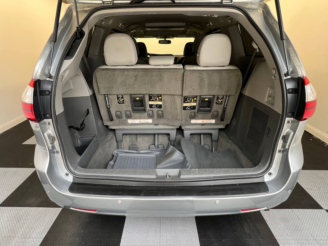 2015 Toyota Sienna XLE photo 29