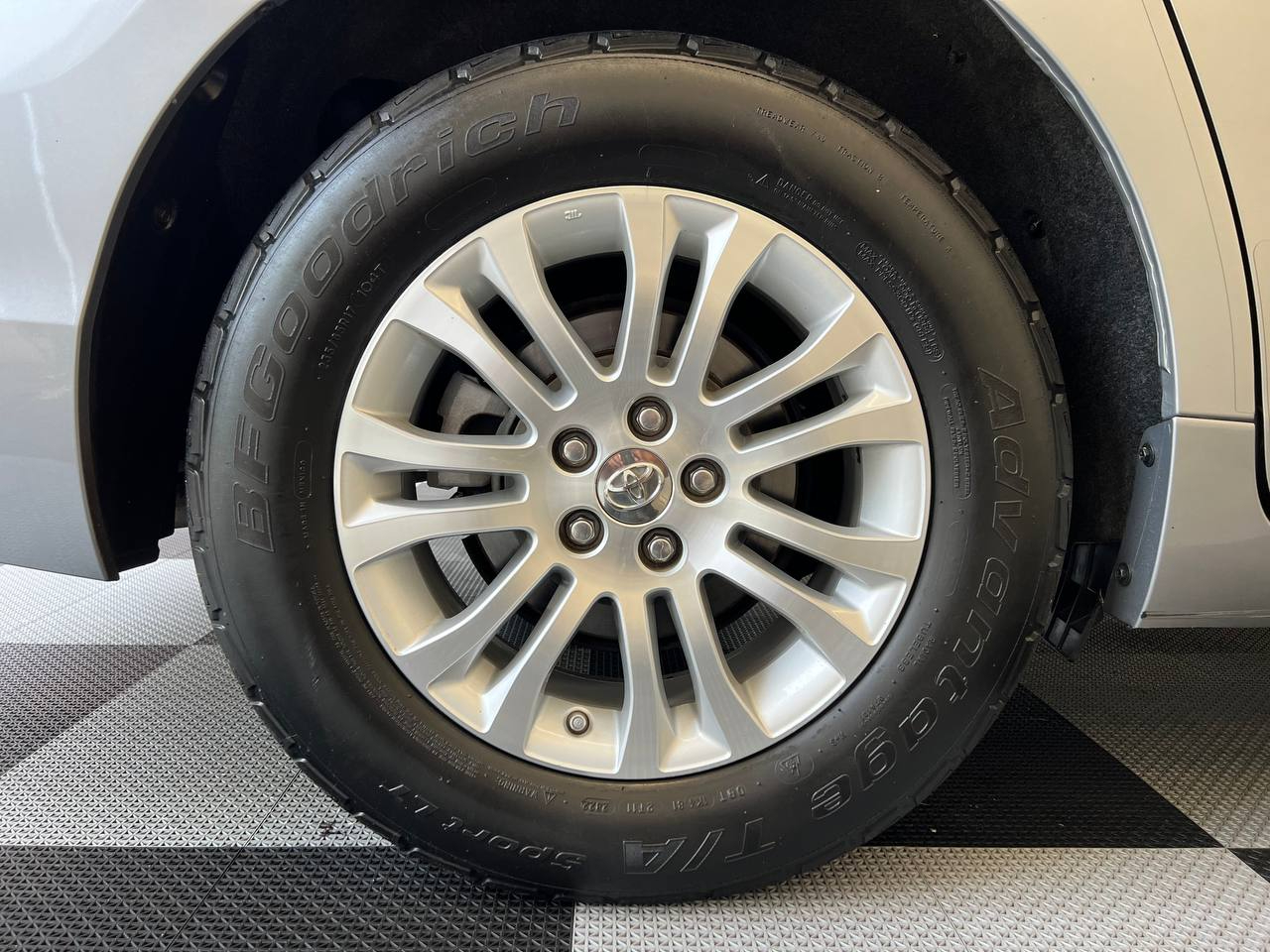 2015 Toyota Sienna XLE photo 31