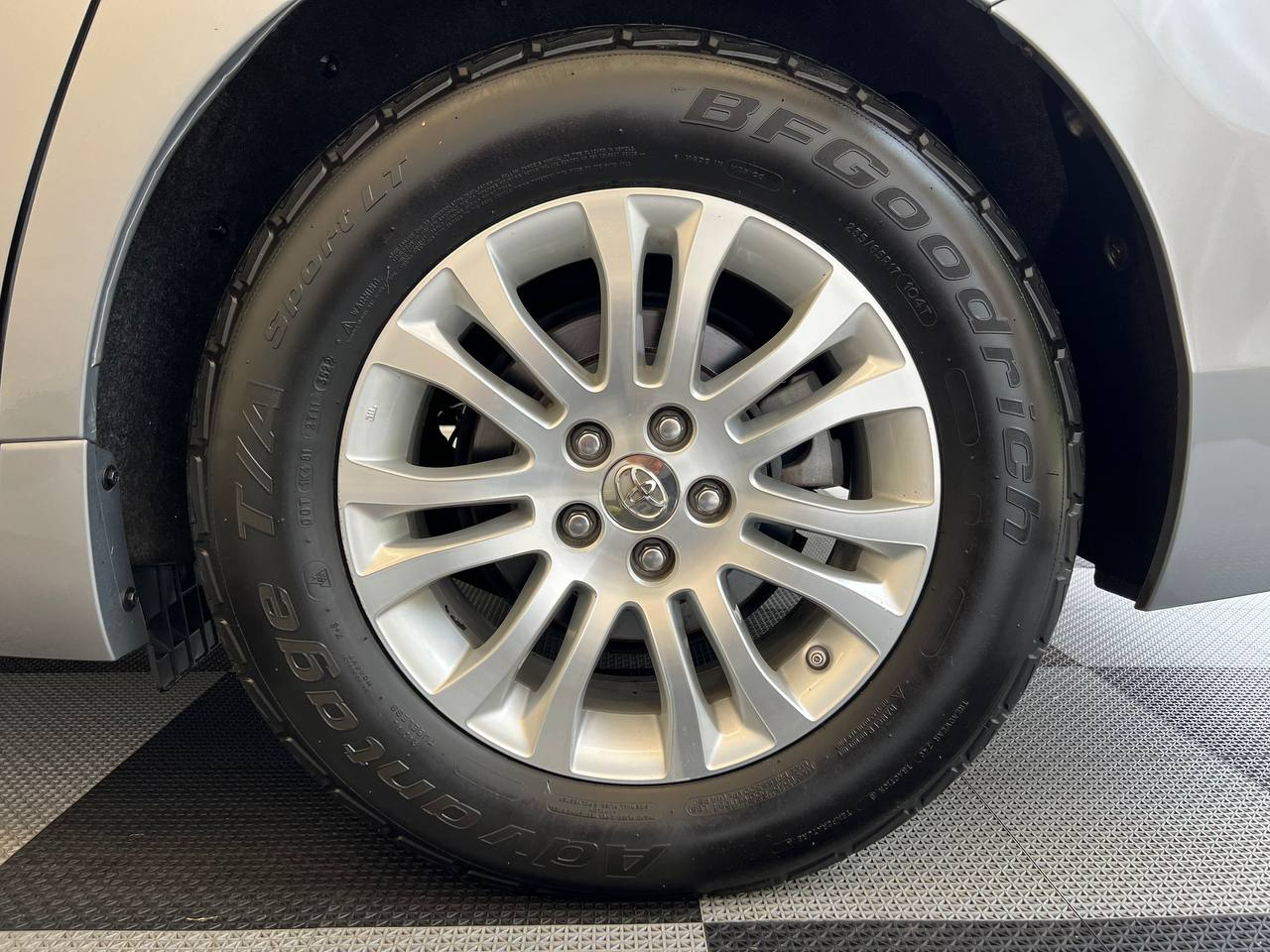 2015 Toyota Sienna XLE photo 32