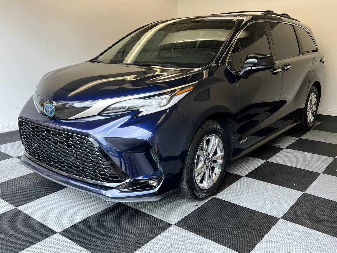 Toyota Sienna XSE 7-Passenger AWD