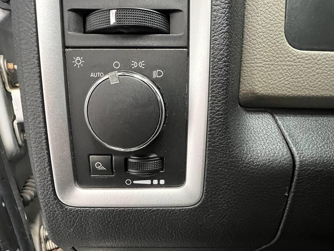 RAM 1500 4WD Quad Cab 140.5" SLT 2012