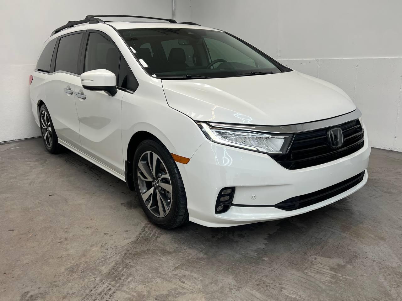 Honda Odyssey Touring  w/ DVD and Navigation 2022