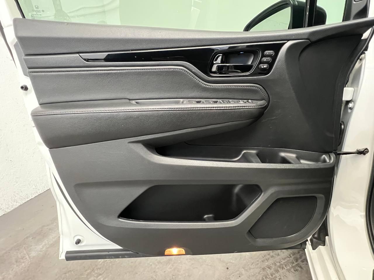 Honda Odyssey Touring  w/ DVD and Navigation 2022