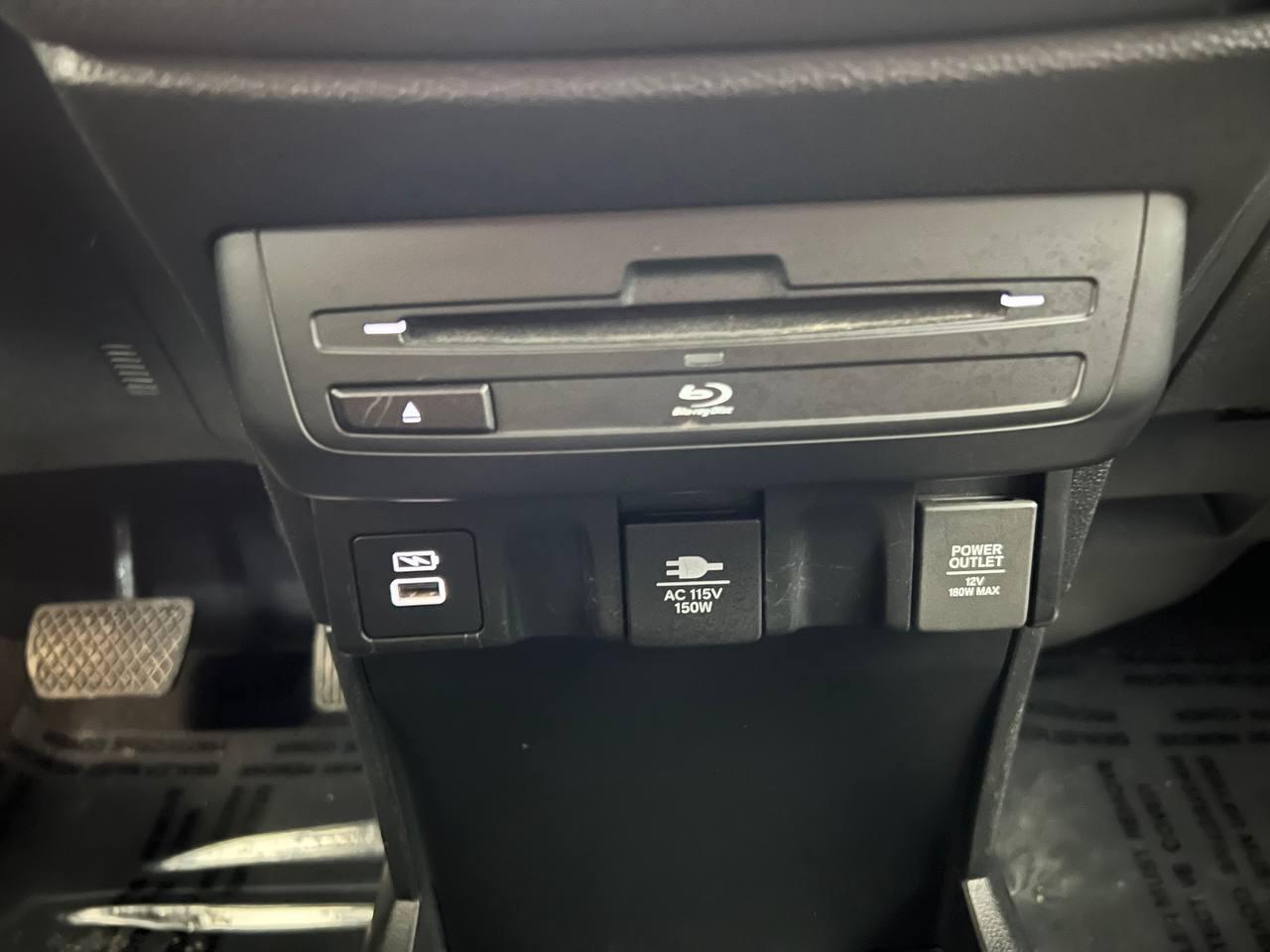 Honda Odyssey Touring  w/ DVD and Navigation 2022