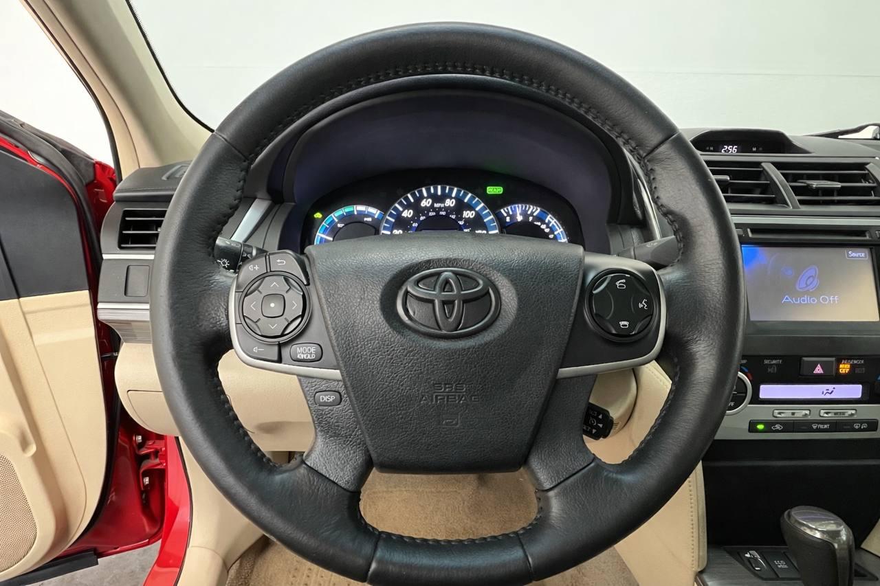 Toyota Camry Hybrid XLE 2012