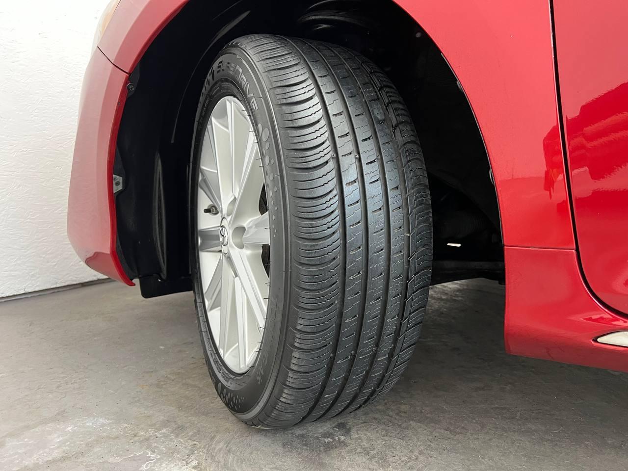 Toyota Camry Hybrid XLE 2012