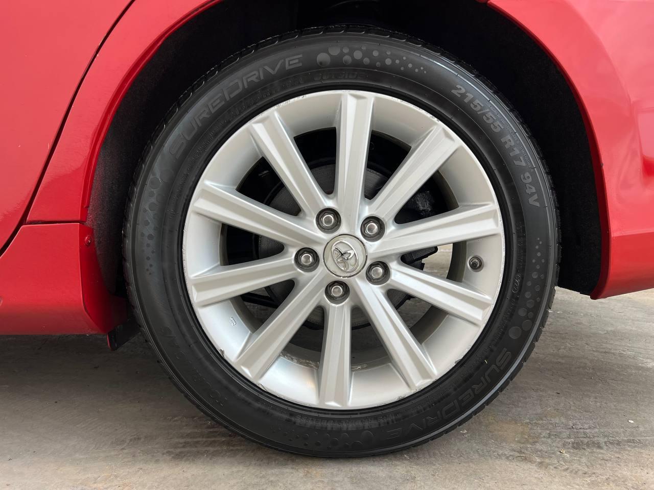 Toyota Camry Hybrid XLE 2012