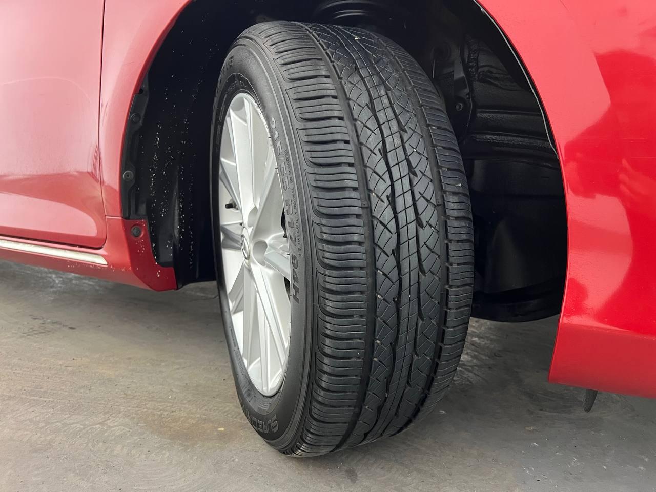 Toyota Camry Hybrid XLE 2012