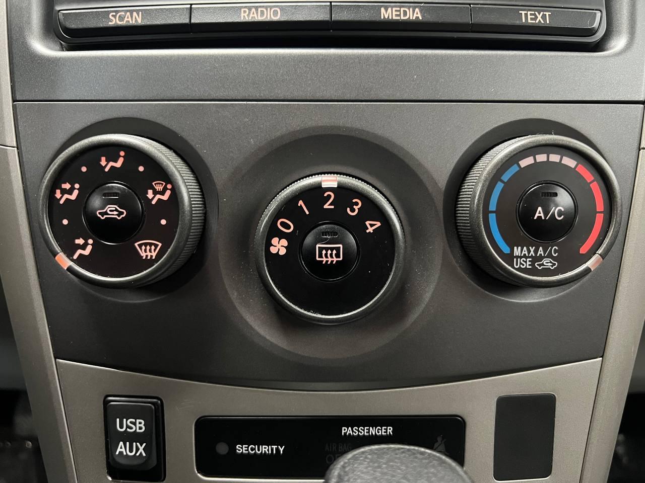 Toyota Corolla 4dr Sdn Auto LE (Natl) 2012