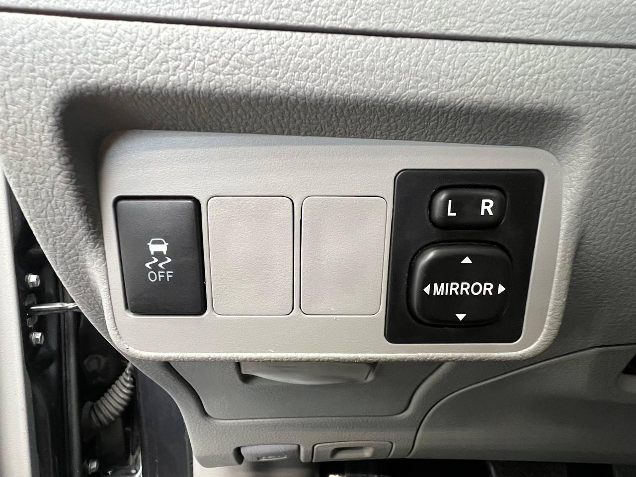 Toyota Corolla 4dr Sdn Auto LE (Natl) 2012