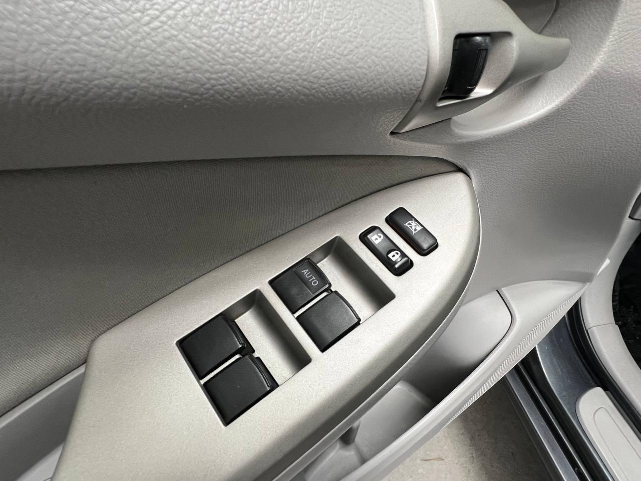 Toyota Corolla 4dr Sdn Auto LE (Natl) 2012