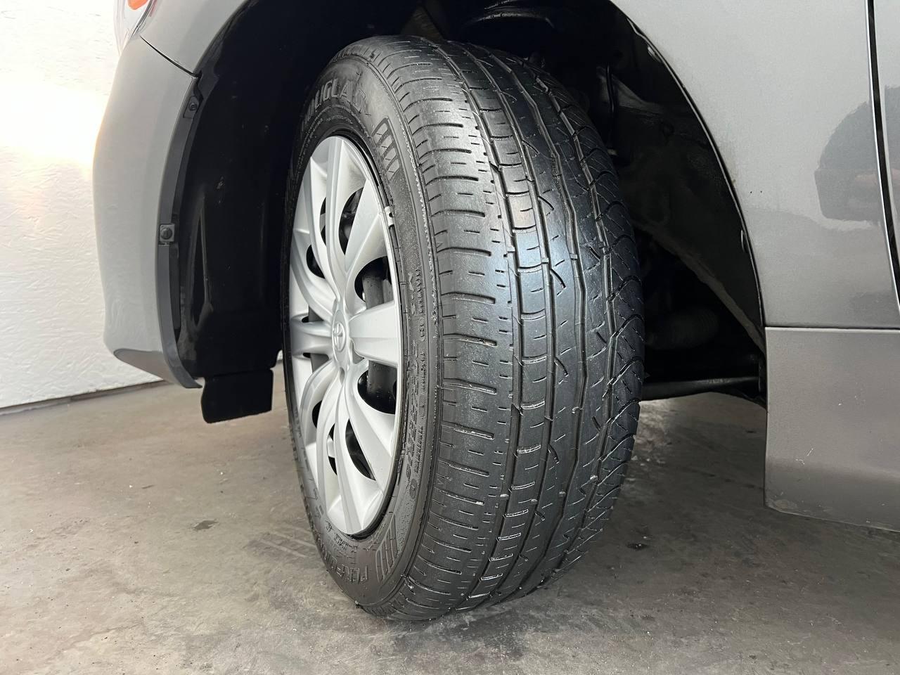 Toyota Corolla 4dr Sdn Auto LE (Natl) 2012