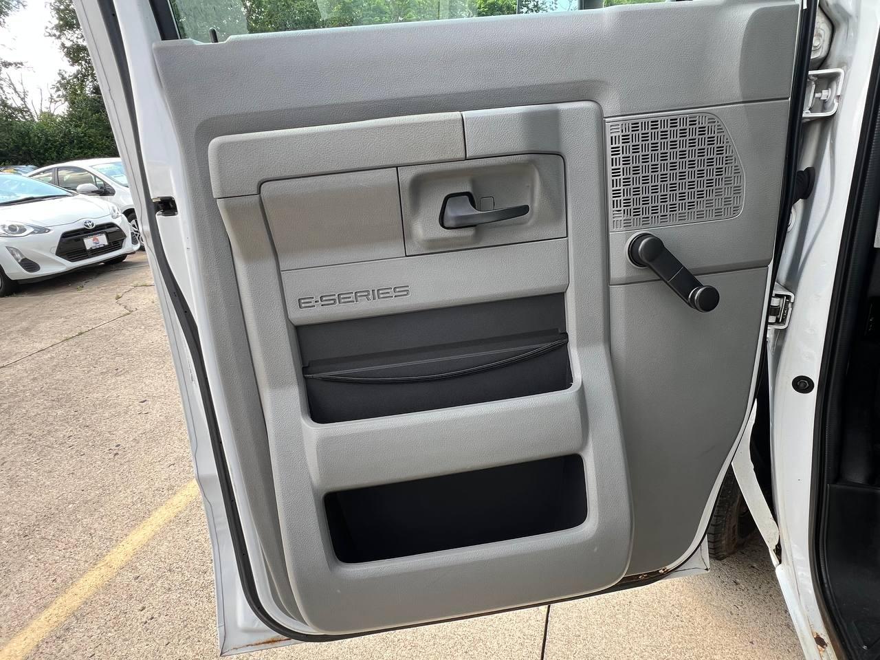 Ford Econoline Commercial Cutaway E-350 Super Duty 138" DRW 2010
