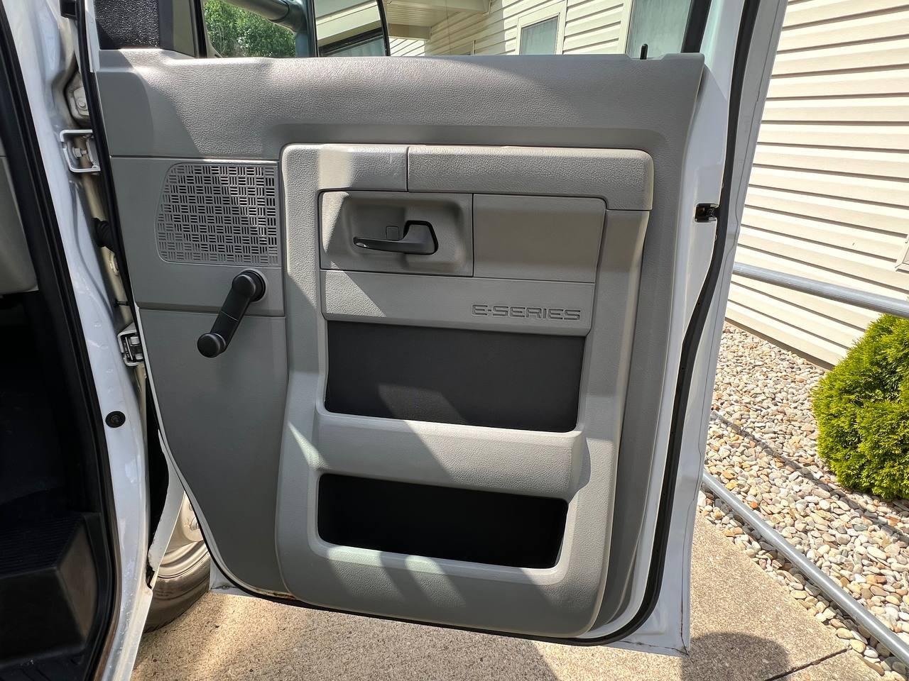Ford Econoline Commercial Cutaway E-350 Super Duty 138" DRW 2010
