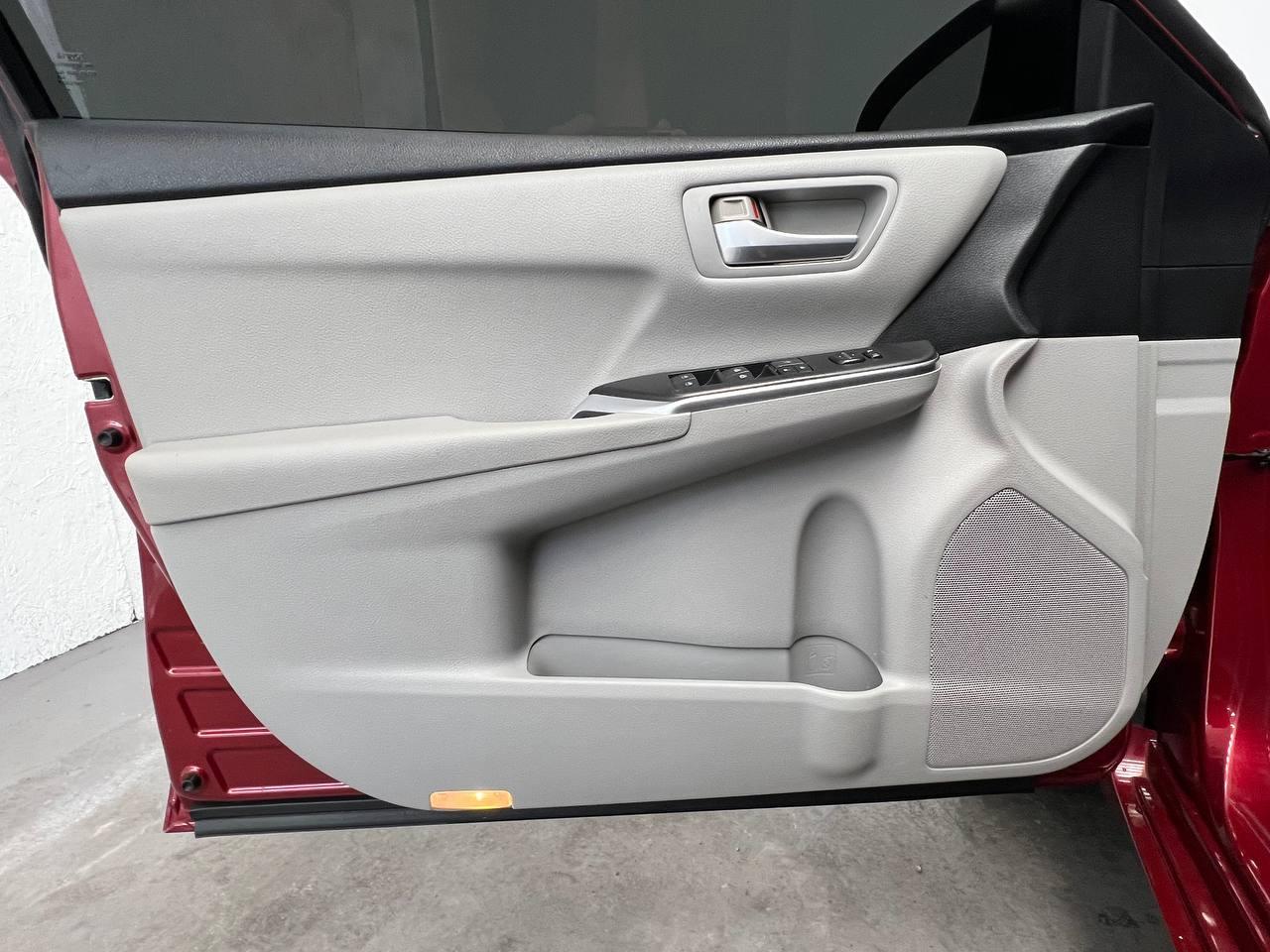 Toyota Camry Hybrid SE 2015