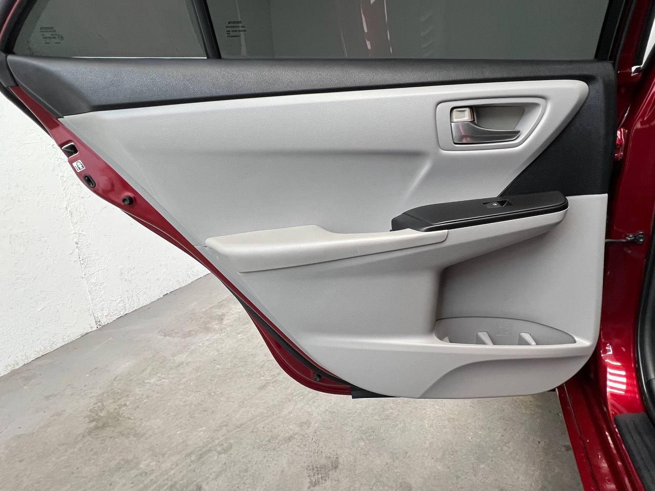 Toyota Camry Hybrid SE 2015