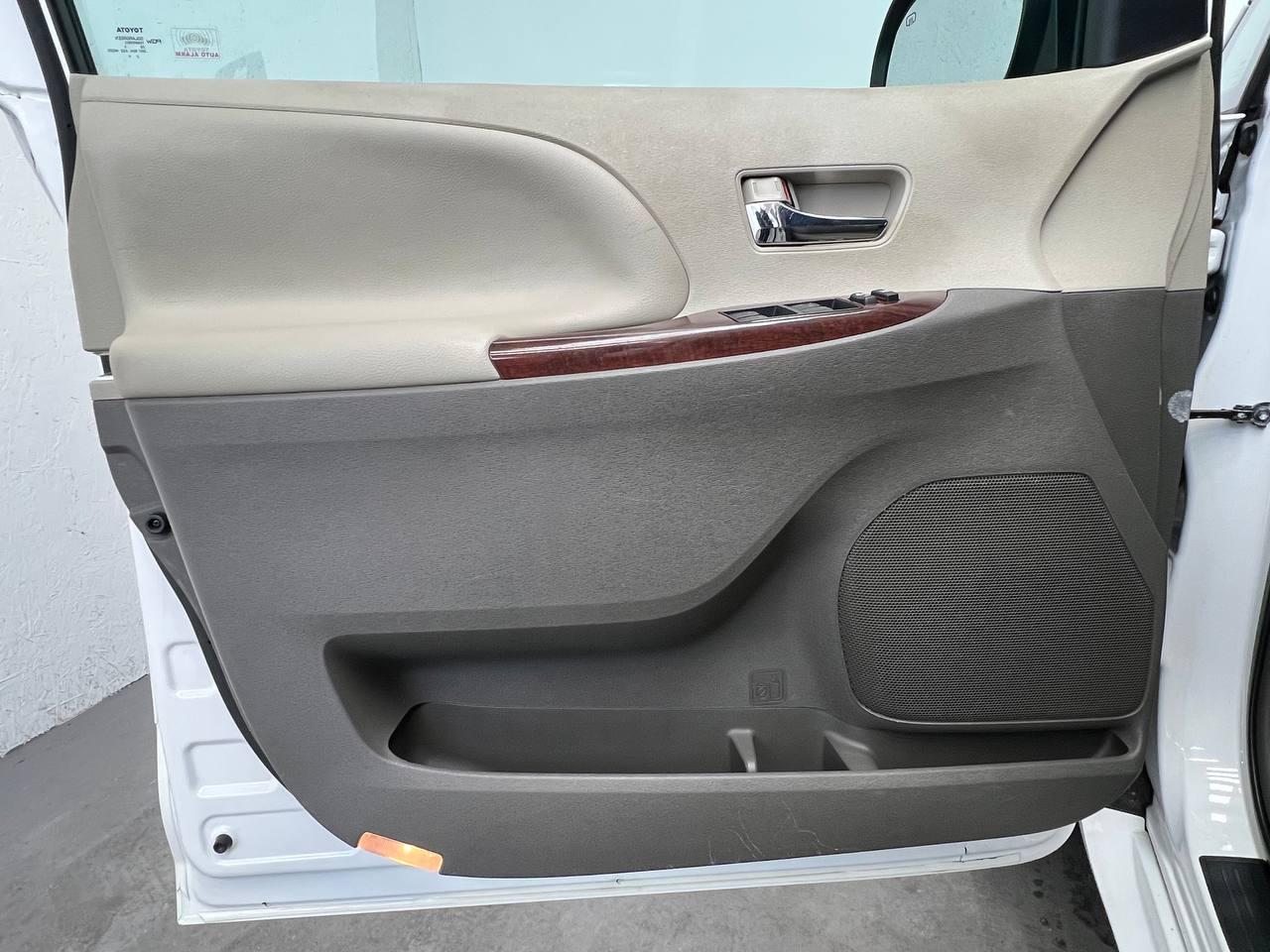 Toyota Sienna XLE 2013