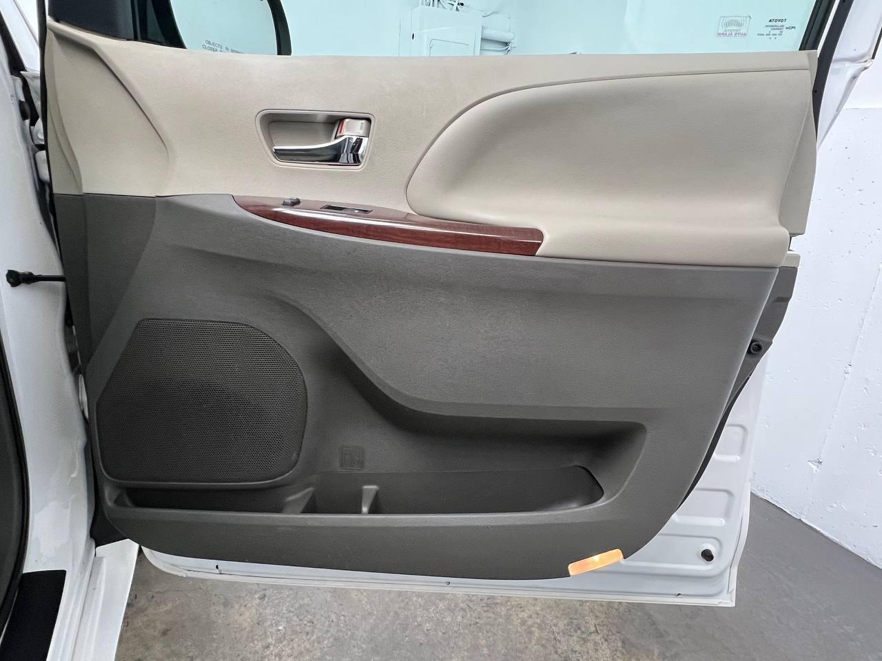 Toyota Sienna XLE 2013