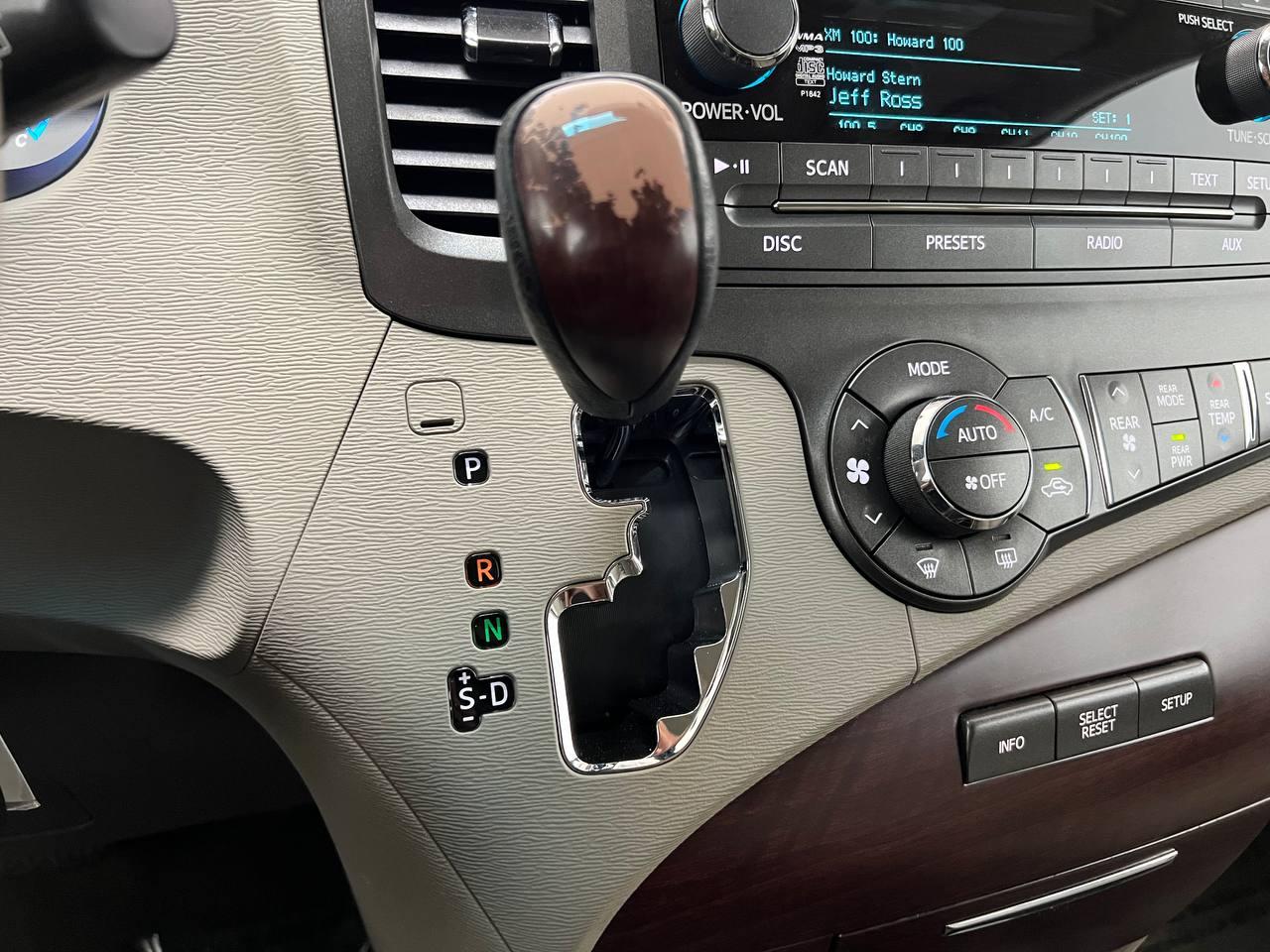 Toyota Sienna XLE 2013