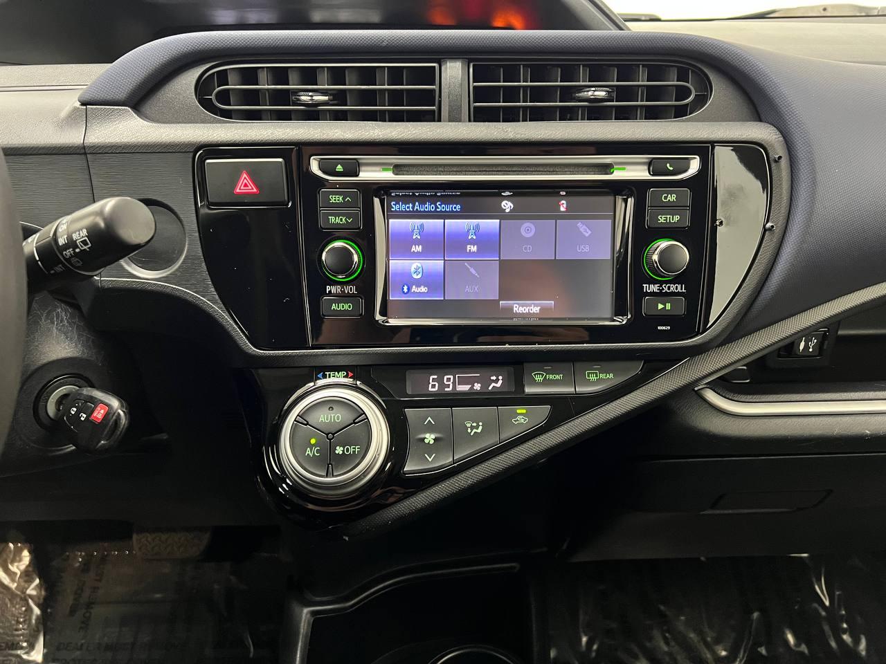 Toyota Prius c Two 2016