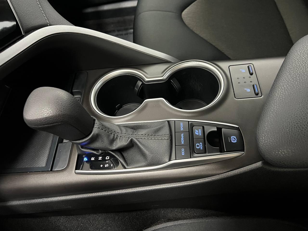 Toyota Camry Hybrid LE CVT (Natl) 2023