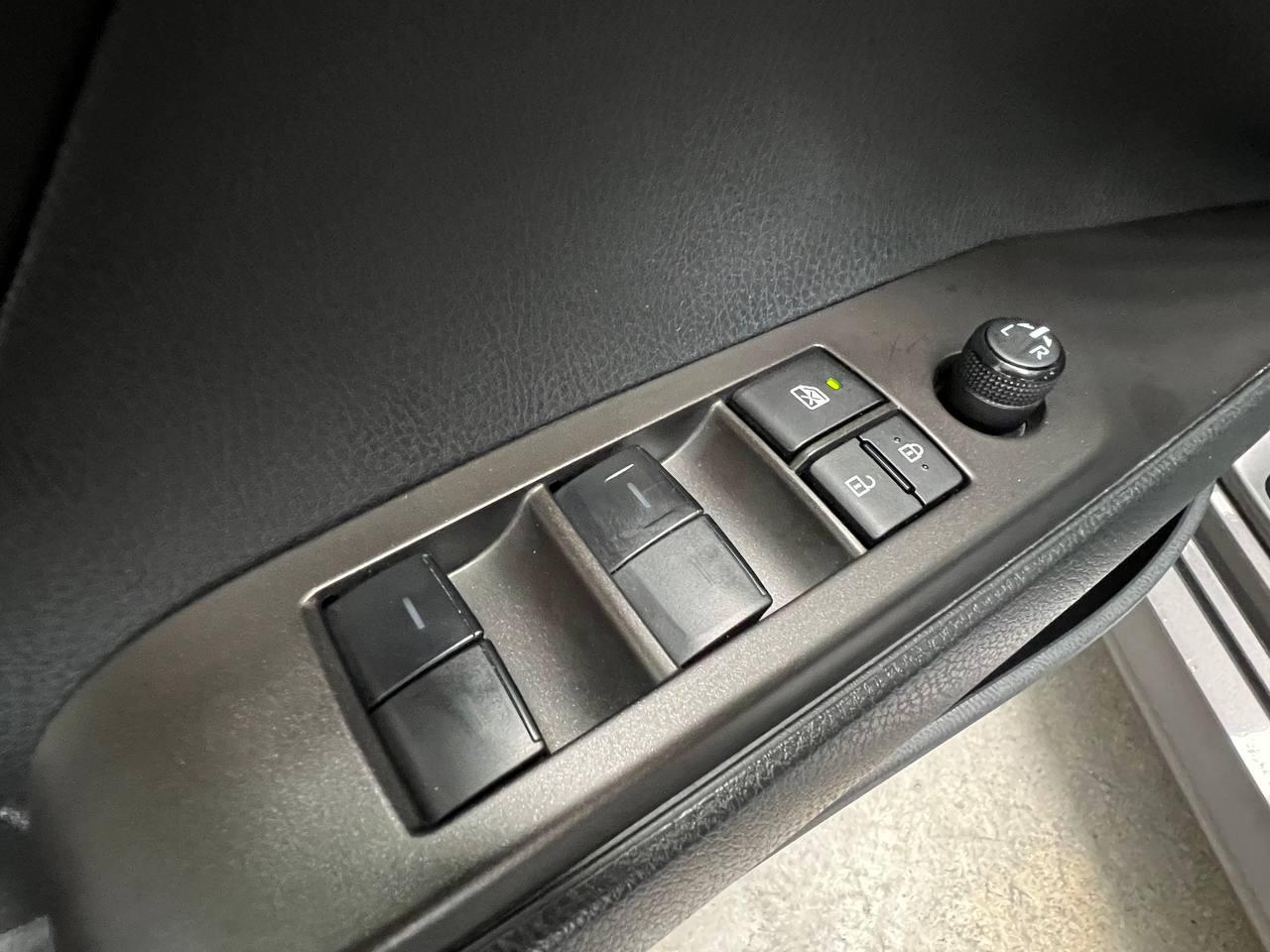Toyota Camry Hybrid LE CVT (Natl) 2023
