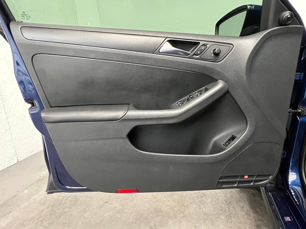 Volkswagen Jetta Sedan 4dr Man SE 2012