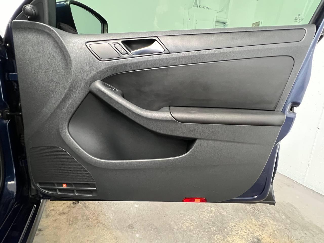Volkswagen Jetta Sedan 4dr Man SE 2012