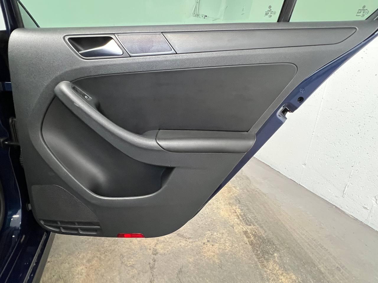 Volkswagen Jetta Sedan 4dr Man SE 2012
