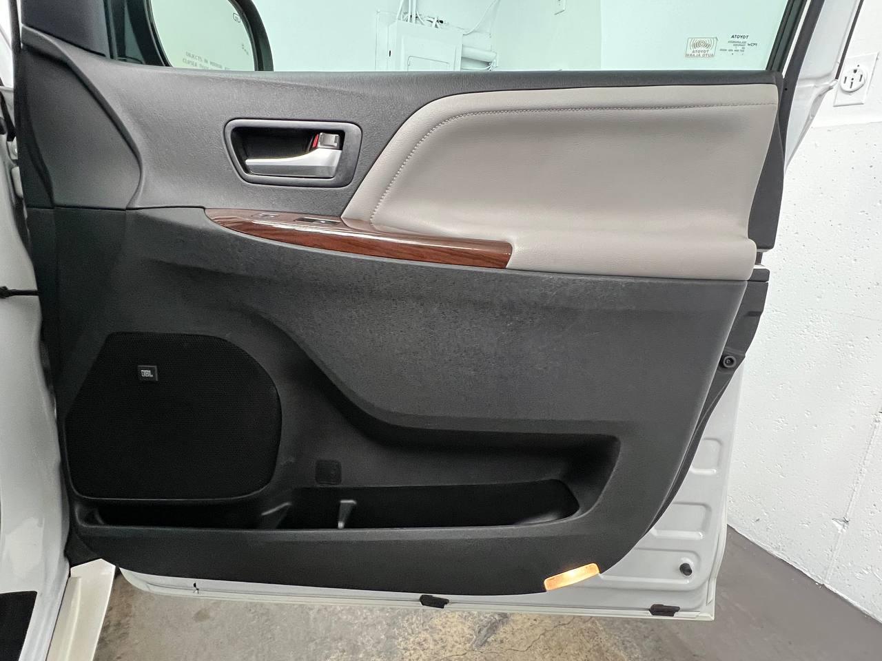 Toyota Sienna Limited Premium AWD 7-Passenger (Natl) 2017