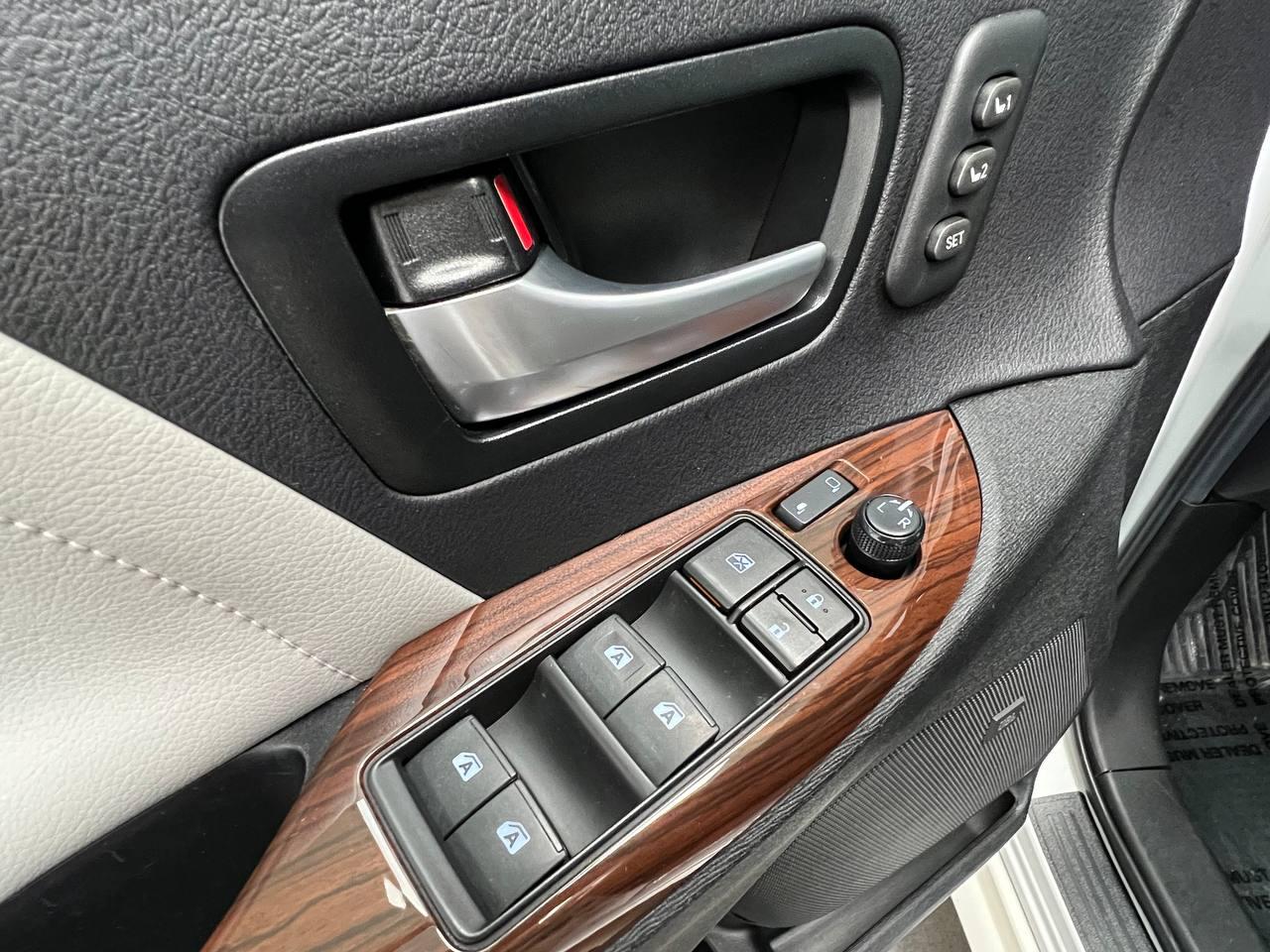 Toyota Sienna Limited Premium AWD 7-Passenger (Natl) 2017