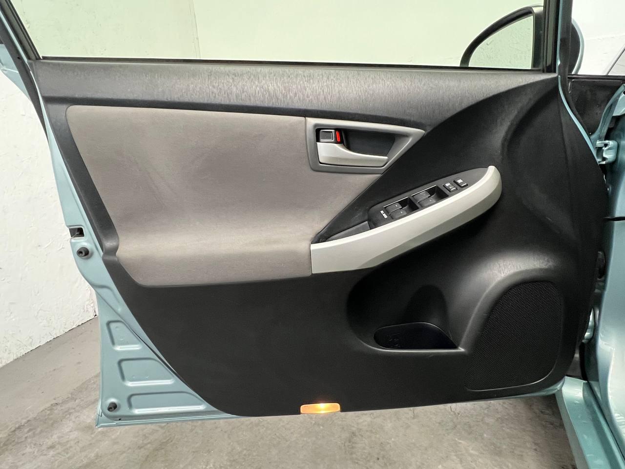 Toyota Prius Two 2014