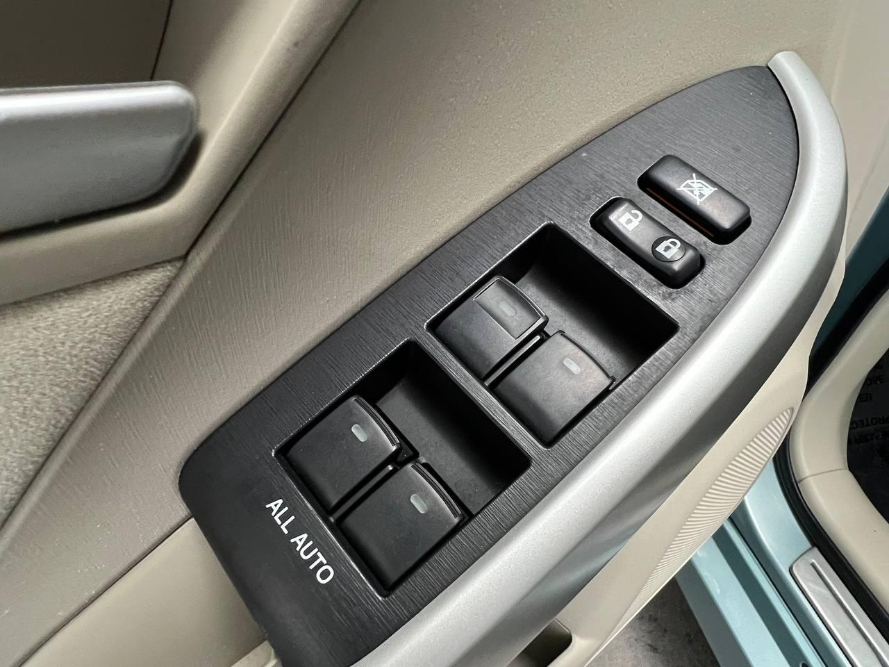 Toyota Prius Two 2012