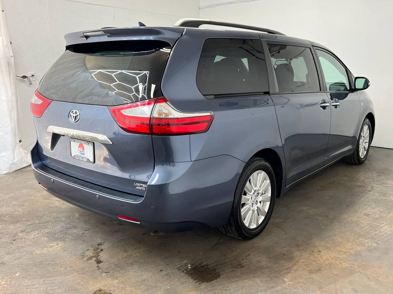 Toyota Sienna  2017