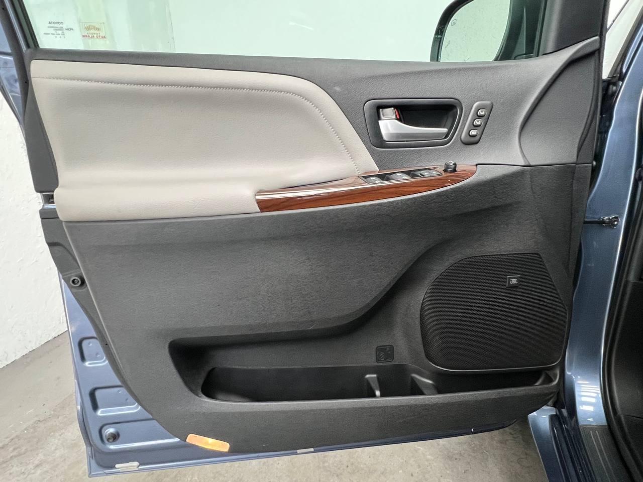 Toyota Sienna  2017
