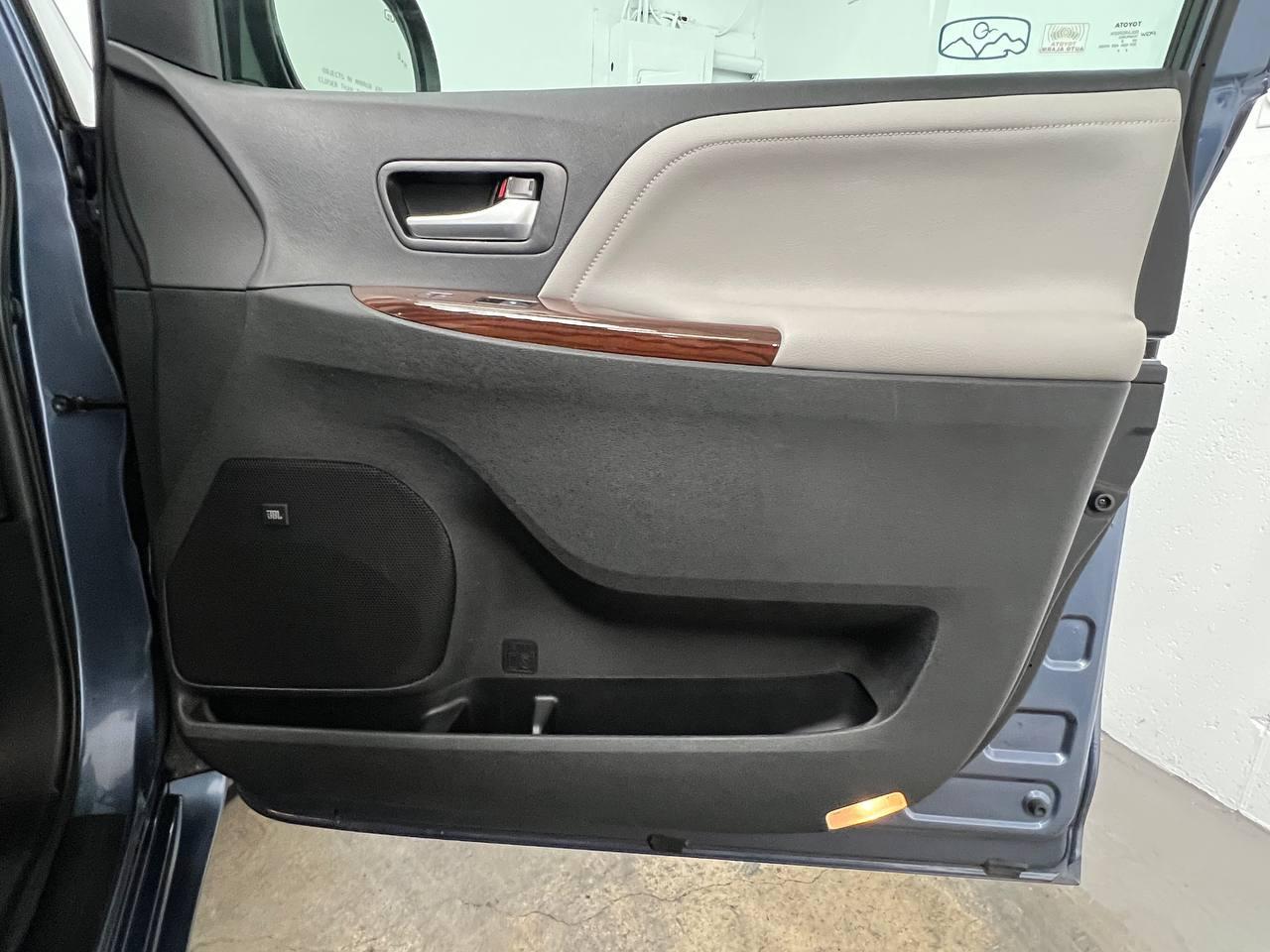 Toyota Sienna  2017