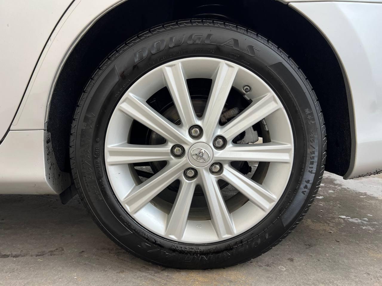 Toyota Camry Hybrid XLE 2013