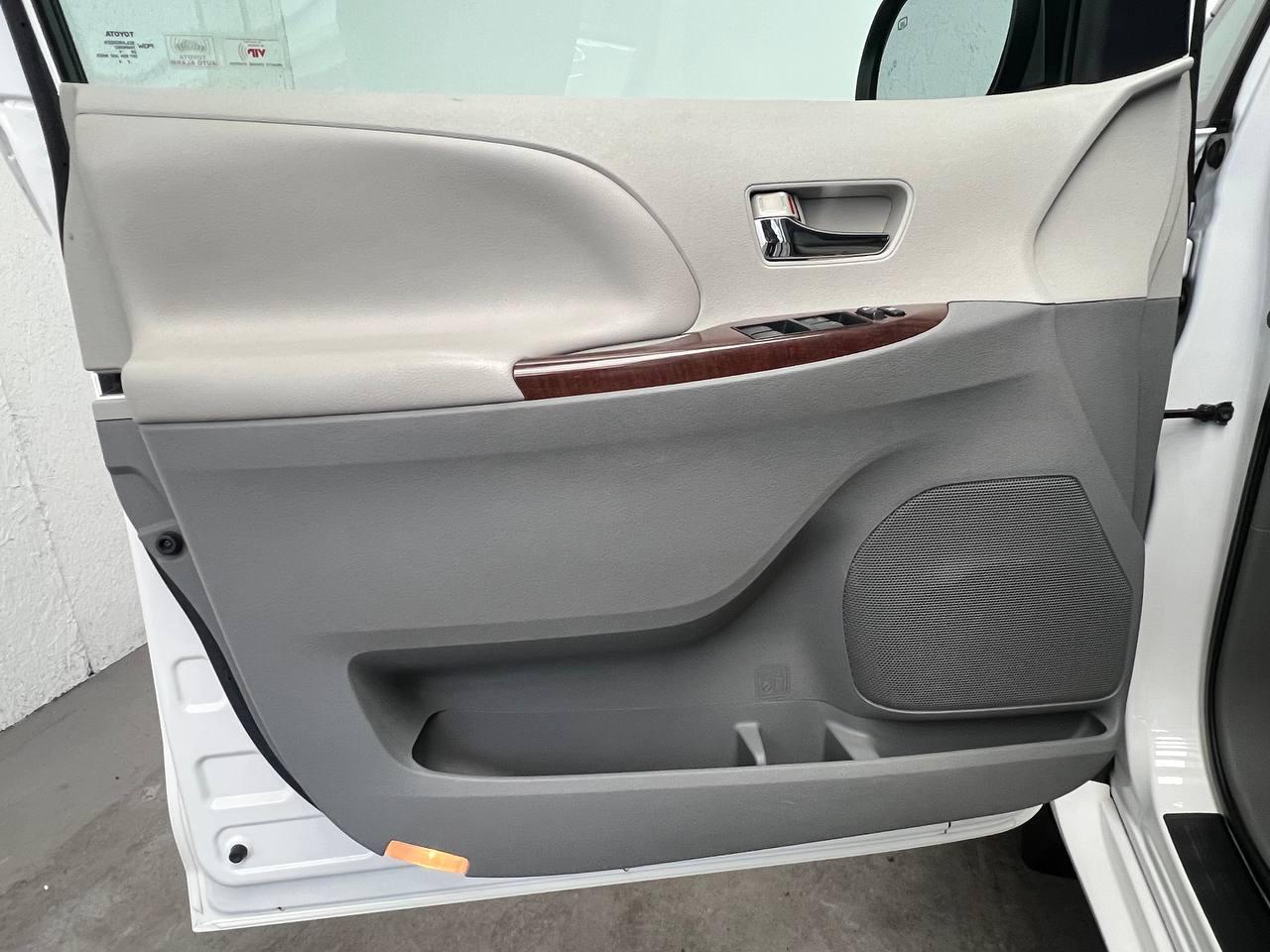 Toyota Sienna XLE 7-Passenger AWD 2014