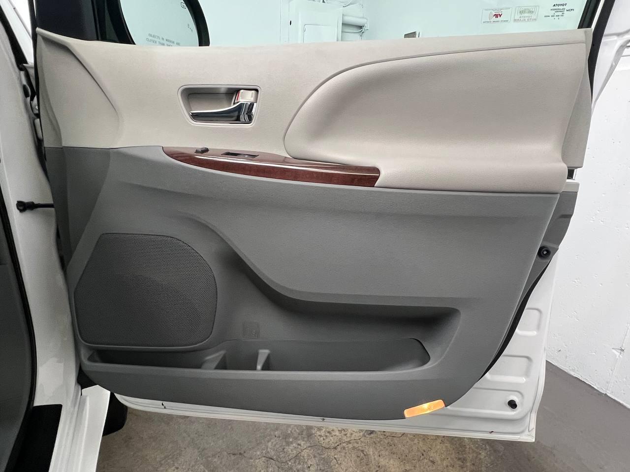 Toyota Sienna XLE 7-Passenger AWD 2014