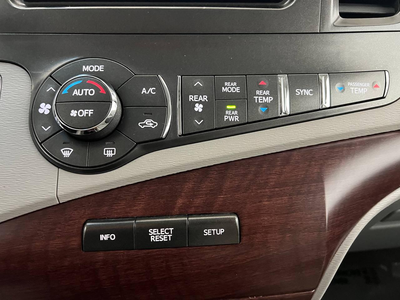 Toyota Sienna XLE 7-Passenger AWD 2014