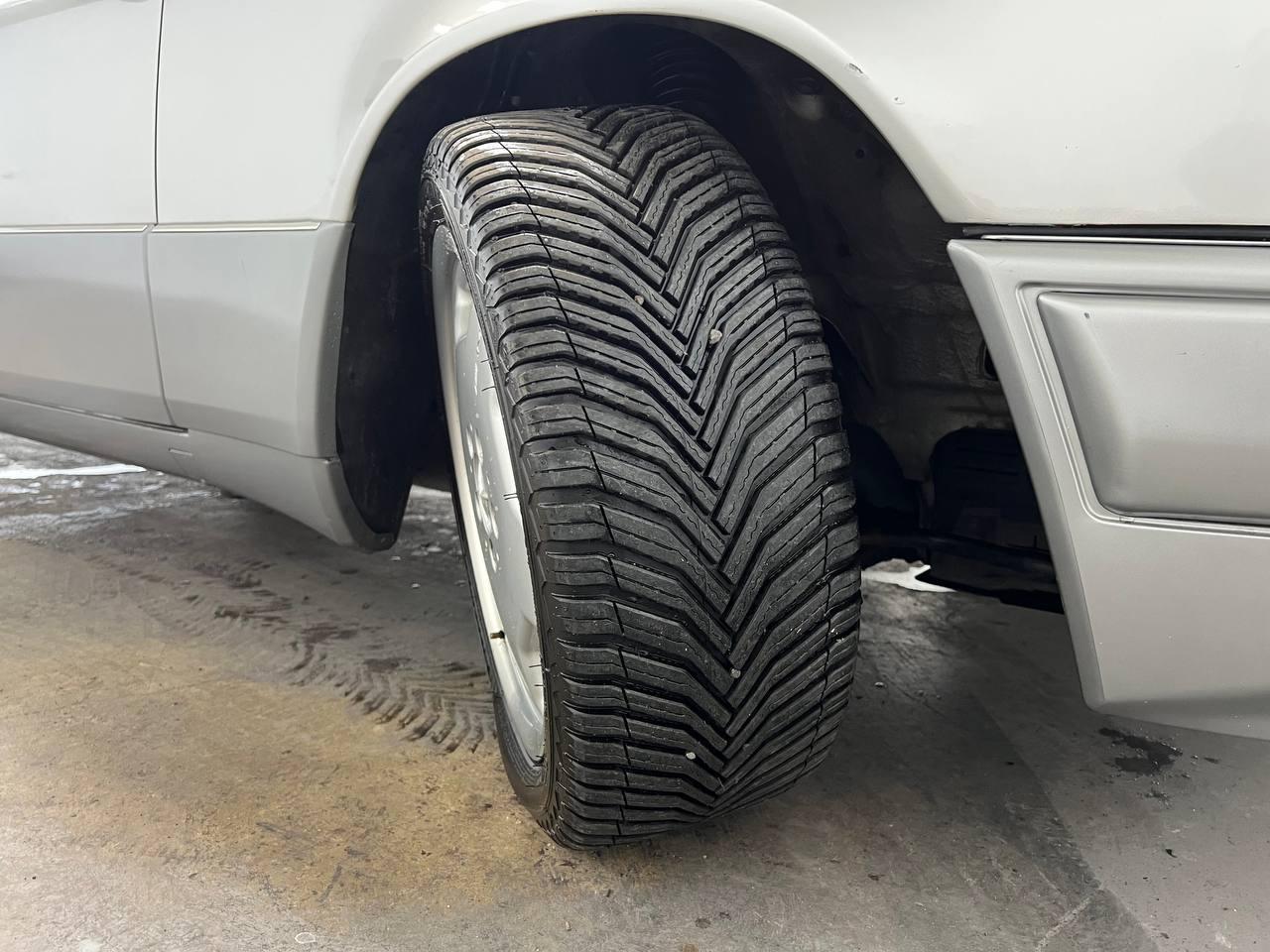 Mercedes-Benz E Class 4dr Sedan 3.2L 1995