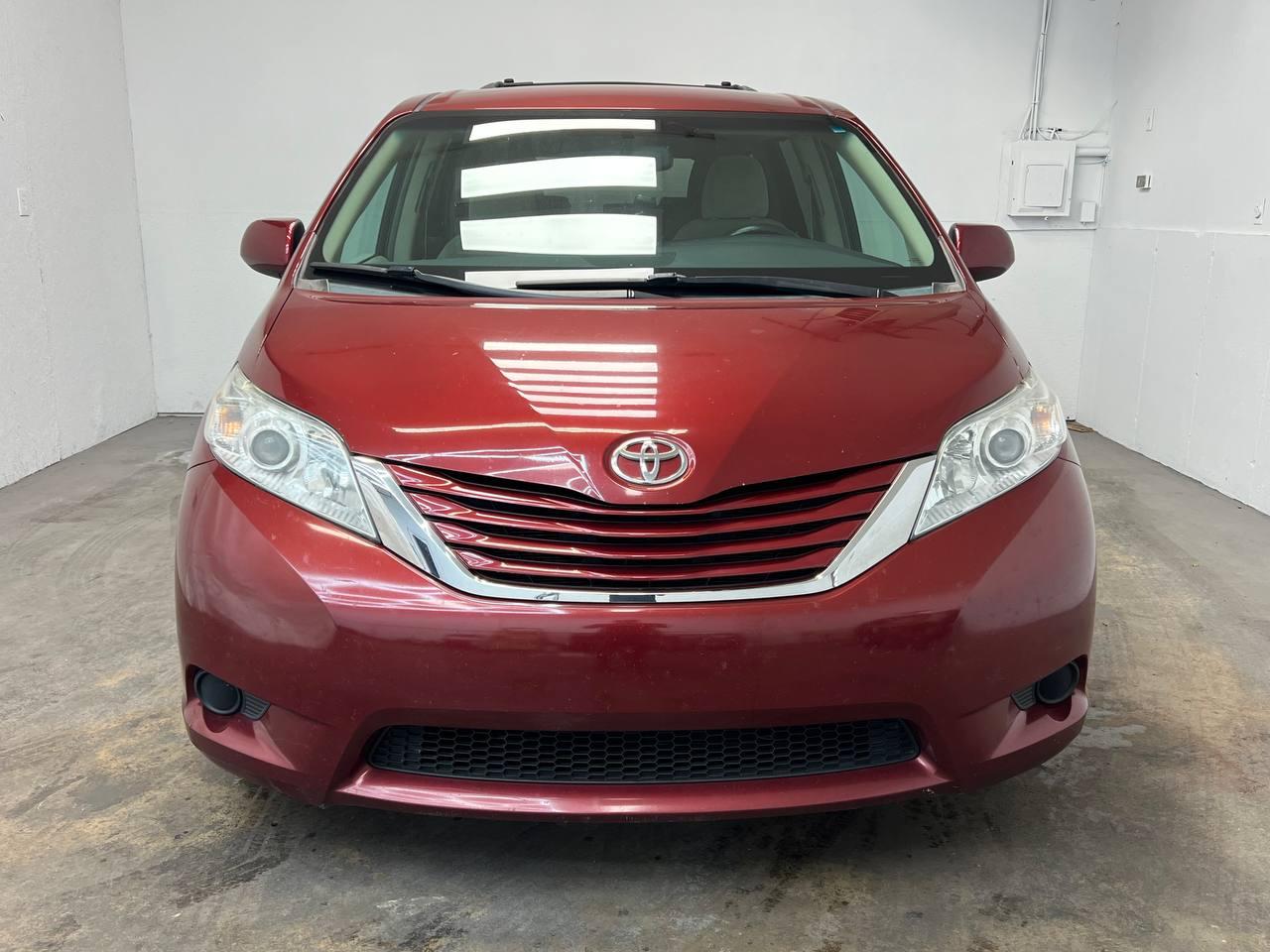 Toyota Sienna LE 2015